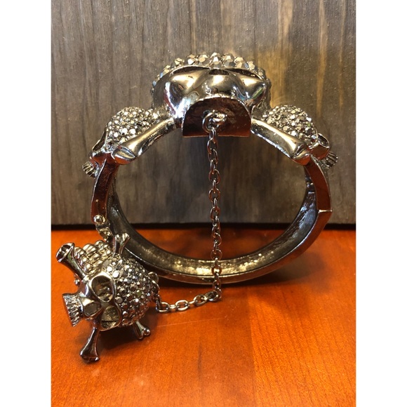 Crystal skull hinged cuff bracelet w/ring - Picture 8 of 8